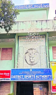 జీతాల్లేవు.. క్రీడల్లో శిక్షణెలా..? 