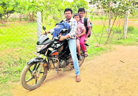 ఆ ఉపాధ్యాయుడు.. ఆదర్శప్రాయుడు 