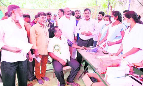 వాతావరణం ఆకాశం మేఘావృతమై ఉంటుంది. పలుచోట్ల ఈదురుగాలులతో