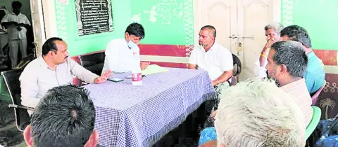 భూములు ఇచ్చే ప్రసక్తే లేదు 
