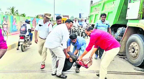 రోడ్డు ప్రమాదంలో యువకునికి తీవ్ర గాయాలు 