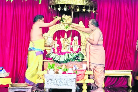మట్టిని తొలగించి  స్థలం కబ్జా..! 