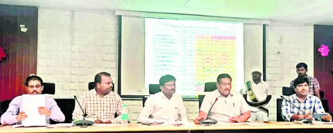 పాఠశాలలను పర్యవేక్షణ చేయాలి