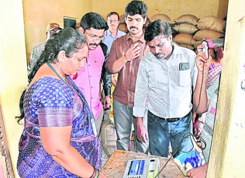 రేషన్‌ దుకాణాల్లో ఆకస్మిక తనిఖీలు 
