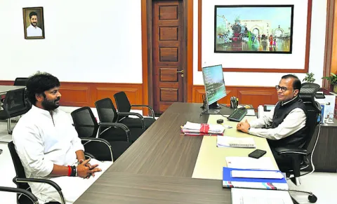 అభివృద్ధి పనులకు నిధులివ్వాలి