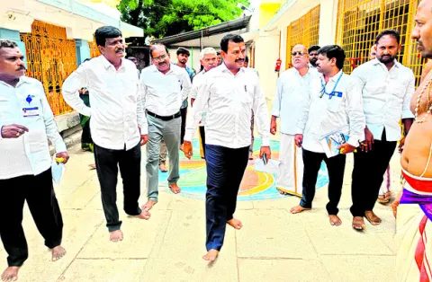 దేవుని కడప ఆలయ అభివృద్ధి పనుల్లో వేగం పెంచాలి