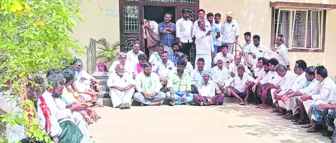 వేలం బహిష్కరించిన రైతులు 