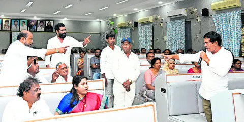 ఽఢణాపురం దళిత సర్పంచ్‌ ఘటనపై తీవ్ర వాగ్వాదం