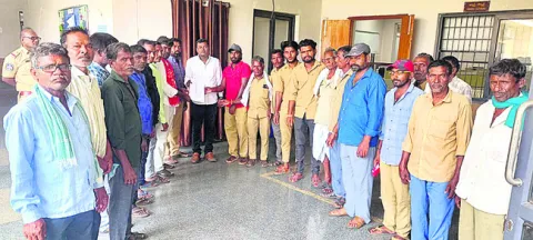 పెండింగ్‌ వేతనాల కోసం పంచాయతీ కార్మికుల వినతి
