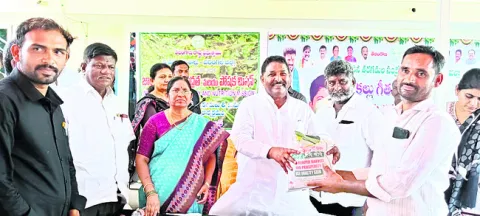 రైతుల సంక్షేమానికి పెద్దపీట