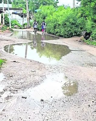 రోడ్డు ఇలా.. హైస్కూల్‌కు వెళ్లేదెలా..
