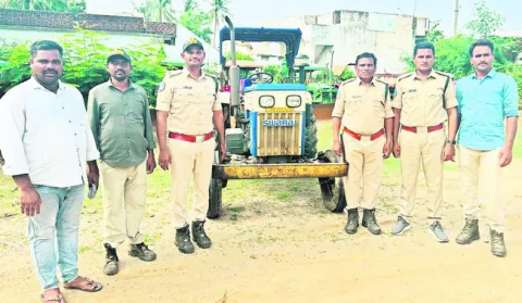 అటవీ భూమిని దున్నుతున్న ట్రాక్టర్‌ పట్టివేత 