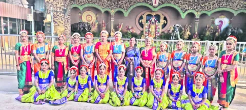 భరతనాట్యంలో జిల్లా విద్యార్థినుల ప్రతిభ 