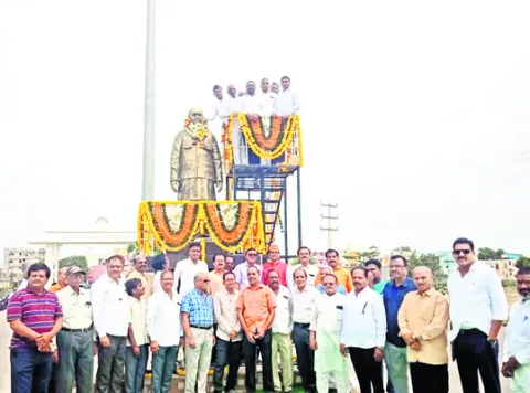మాజీ ప్రధాని పీవీ బహుభాషా కోవిదుడు