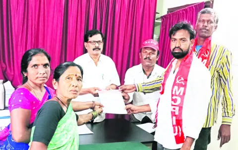 ఆరు గ్యారంటీలను అమలు చేయాలి 
