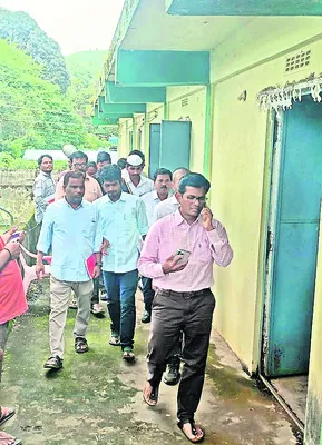 ఆక్రమిత స్థలాలను ఖాళీ చేయించాల్సిందే 