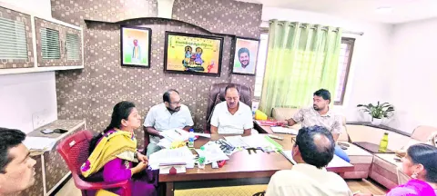 పారిశుద్ధ్య పనుల్లో నిర్లక్ష్యం వహిస్తే చర్యలు