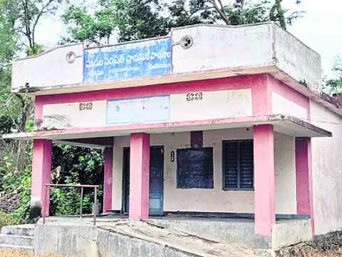 ● మూత‘బడి’ంది! 