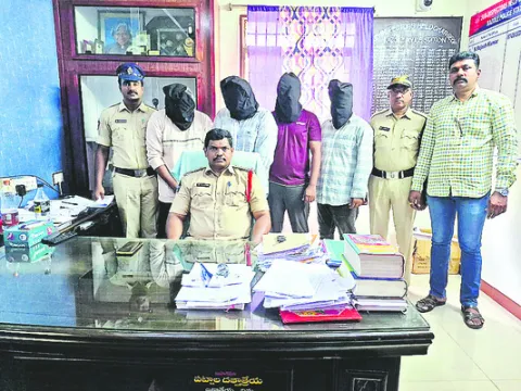 నకిలీ ఆదాయపన్ను  అధికారుల అరెస్టు 