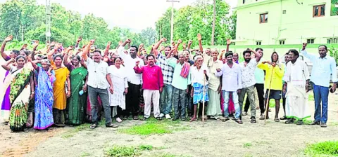కలెక్టర్‌ తీరుపై భగ్గుమన్న జిందాల్‌ నిర్వాసితులు