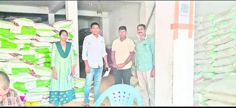● ఎరువులు అధిక ధరలకు  విక్రయిస్తున్నారన్న సమాచారం  మేరక