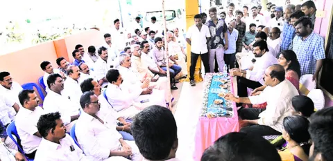 వైఎస్సార్‌సీపీ కార్యకర్తలు ధైర్యంగా ఉండాలి 