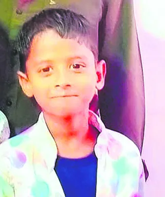 బాలుడిని మింగిన మృత్యు కుహరం 