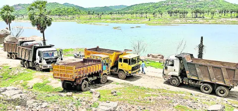 మట్టి టిప్పర్ల పట్టివేత
