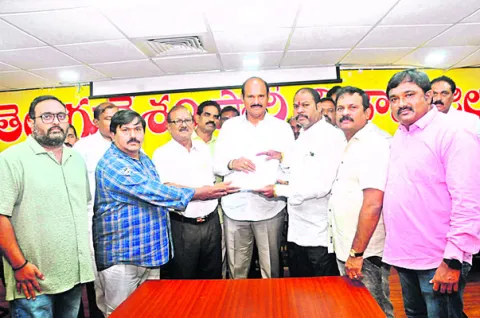 సమాచార శాఖ మంత్రి దృష్టికి జర్నలిస్టుల సమస్యలు 