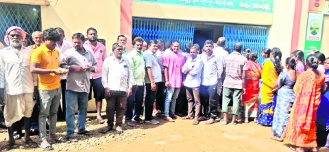 యూరియా కోసం రైతుల బారులు 
