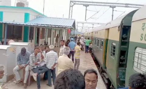 Railway Police Alert Visakha Express At Palnadu2