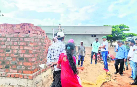 నిబంధనల ప్రకారం ఇళ్లు నిర్మించుకోవాలి 