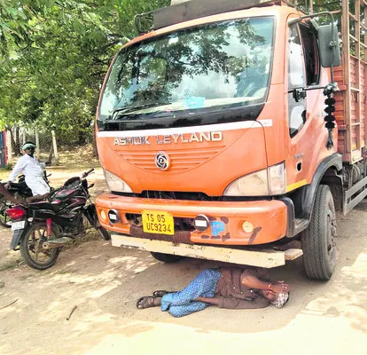 ధాన్యం తరలించాలంటూ నిరసన 
