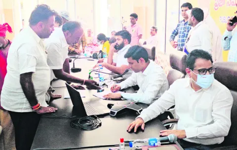 ప్రభుత్వ భూములు అమ్మేస్తున్న.. డిప్యూటీ తహసీల్దారుపై చర