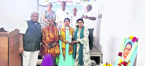 టెన్త్‌ టాపర్‌ వర్షిణికి వాసవీ వనితా క్లబ్‌ సత్కారం 