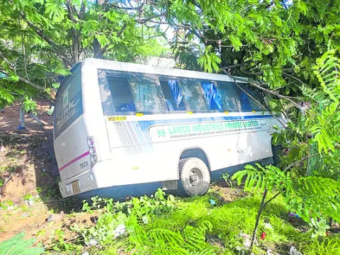 గుంతలోకి దూసుకెళ్లిన బస్సు 