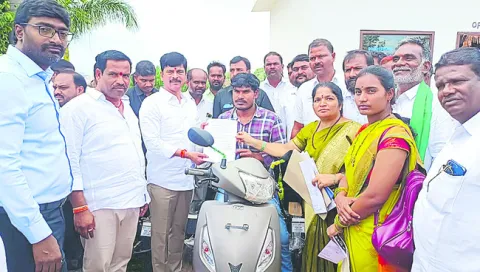 కొడంగల్‌ను ఆదర్శంగా తీర్చిదిద్దుతాం 