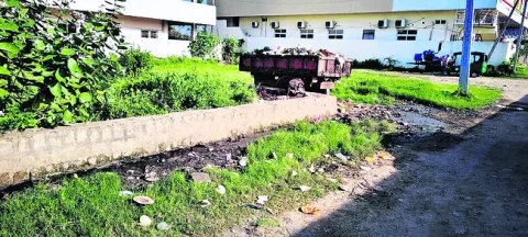 ఫంక్షన్‌ హాళ్ల మధ్య దుర్గంధం
