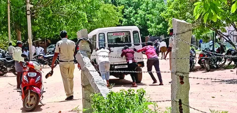 ●పోలీసు బండి.. జగమొండి 