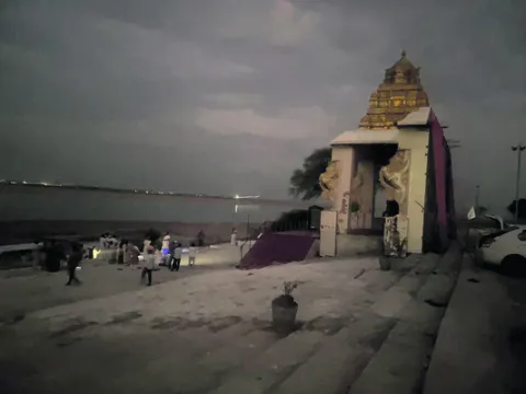 అంధకారంలో అమ్మవారు
