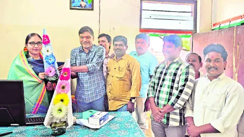 జిల్లా కోర్టు, పోలీసు  కార్యాలయాల్లో  జాతీయ జెండా ఆవిష్