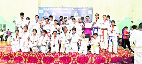 కరాటే పోటీల్లో విద్యార్థుల ప్రతిభ