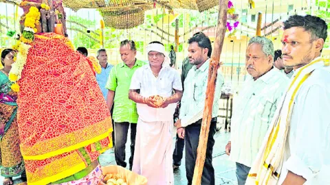 వనదేవతలను దర్శించుకున్న ఈఓ వీరస్వామి