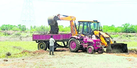 నాలుగు నియోజకవర్గాల్లో మట్టి మాఫియా 