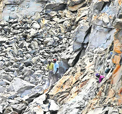 క్వారీల్లో కంకర స్వాహా 