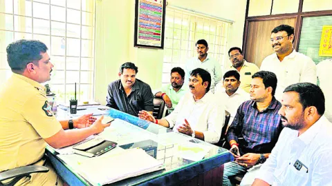 హత్యాయత్నం కేసులో ఆ నలుగుర్నీ అరెస్ట్‌ చేయాలి 