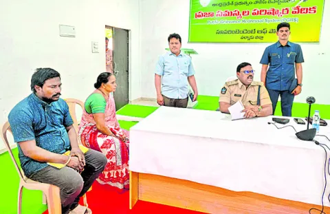 అర్జీలకు మొదటి ప్రాధాన్యత ఇచ్చి పరిష్కరించండి 
