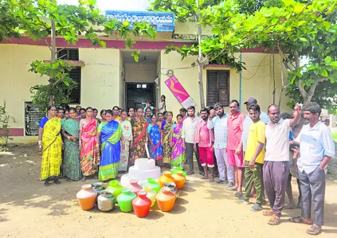 తాగునీటి కోసం ఆందోళన 
