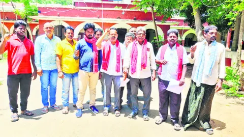 ఉపాధి వేతనాల కోసం గళం   
