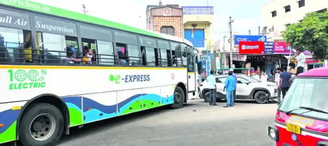 ఆర్టీసీ బస్సు, కారు ఢీ 